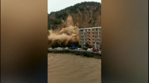 Video: Khoảnh khắc vụ sạt lở 'nuốt chửng' con đường ở Trung Quốc