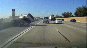 Video: Tạt đầu xe cùng chiều, chiếc SUV ‘bổ nhào’ trên cao tốc