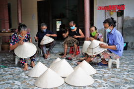 Video: Về thăm làng nón trăm tuổi Ba Giang