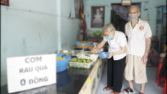 Video: Vợ chồng già dậy từ 3h nấu cơm chay miễn phí giúp người khó khăn ở TP.HCM