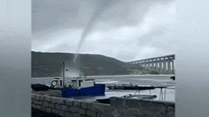 Video: Lốc xoáy lớn 'tấn công' bến cảng ở Trung Quốc