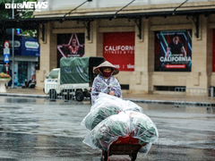 Đón mưa lạnh đầu mùa, người lao động Hà Nội vất vả mưu sinh