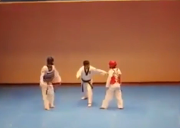 Trọng tài điên tiết, đánh võ sĩ 'lầy lội'