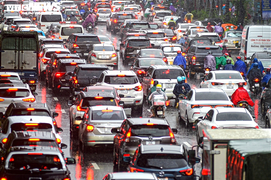 Ảnh: Mưa to gió lớn, Hà Nội ùn tắc khắp ngả trong sáng đầu tuần