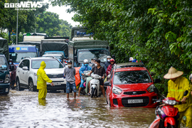 Ảnh: Đường gom đại lộ Thăng Long ngập sâu nửa mét, xe cộ ùn tắc gần 2km