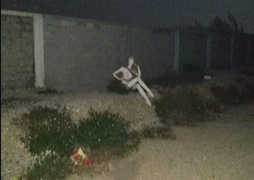 Hình ảnh ‘cô gái chân dài’ tạo dáng bên lề đường giữa đêm gây thót tim