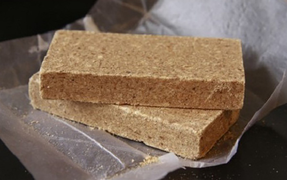 Được ví như 'viên gạch', món quà ăn vặt tuổi thơ này đến giờ vẫn gây thương nhớ