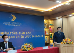 Ủy ban Chứng khoán đang làm việc với Louis Holdings