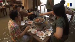 Video: Người dân Thái Lan thích thú thưởng thức đồ ăn ở nhà hàng ngập nước
