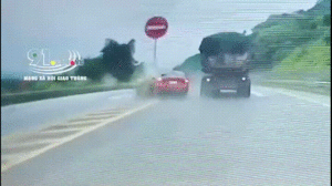 Video: Xe hơi lấn làn, tông thẳng giải phân cách, lộn nhiều vòng trên cao tốc