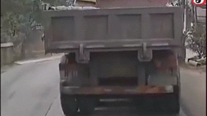 Video: Khoảnh khắc hai xe tải chạy ngược chiều tông trực diện