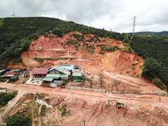 Sau tiếng nổ, đất đá đổ ập xuống nhà dân bên đường Trường Sơn Đông