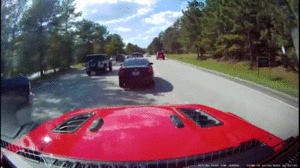 Video: Tài xế hồn nhiên dừng xe, mở cốp tìm đồ giữa đường ở Mỹ