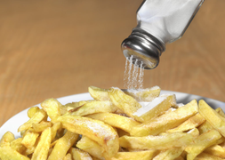 Nguy cơ mắc bệnh tăng huyết áp, bệnh tim mạch khi ăn thừa muối