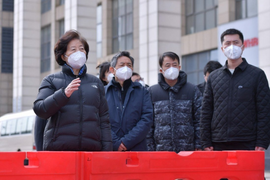 Trung Quốc định ngược dòng thế giới chống dịch đến bao giờ?