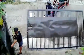 Thanh niên tá hỏa khi cánh cổng 'ngàn cân' đổ sập