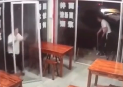 Clip: 1001 sắc thái hài hước khi đâm đầu vào cửa kính 