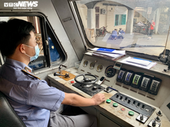 Chuyến tàu đầu tiên lăn bánh từ ga Hà Nội sau nhiều ngày dừng hoạt động