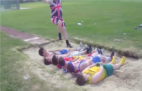 Thanh niên chơi dại, nằm cho bạn giẫm vào chỗ hiểm