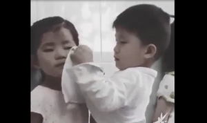 Cậu bé ga lăng lau nước mắt cho bạn gái