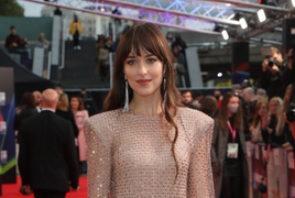 Vẻ quyến rũ của mỹ nhân phim '50 sắc thái' ở tuổi 32 