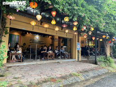 Quán cà phê Hà Nội chật cứng khách trong ngày đầu được bán tại chỗ