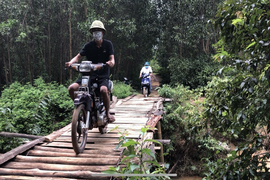 Quảng Bình: Người dân 'nín thở' lưu thông qua cầu tạm chờ sập