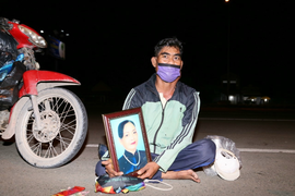 Không có tiền trả phí mai táng, người đàn ông ngậm ngùi ôm di ảnh vợ về quê 