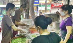 Người Hà Nội tấp nập đi ăn phở từ sáng sớm, người bán không kịp ngơi tay