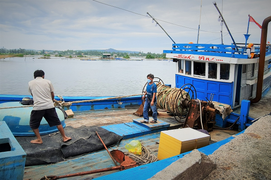 Ảnh: Mở cửa cảng cá, ngư dân Quảng Ngãi tất bật chuẩn bị vươn khơi