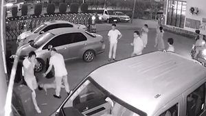 Video: Người đàn ông bị gãy mũi khi đỡ cậu bé rơi từ tầng 3 khách sạn