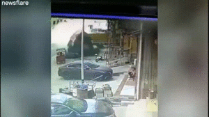 Video: Xe tải vào cua tốc độ cao, tông thẳng vào nhà dân ở Trung Quốc