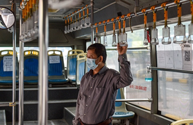 Ngày đầu hoạt động trở lại, nhiều chuyến xe buýt Hà Nội chỉ có 1 hành khách 