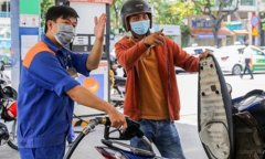 Bốn cửa hàng ở TP.HCM hết xăng, chỉ còn dầu để bán
