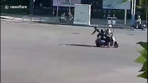 Video: Đâm phải xe máy, người đi xe đạp ngã lộn nhiều vòng, cắm đầu xuống đường