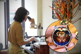 Cô gái 8X 'thổi hồn' tranh dân gian lên những chiếc đồng hồ qua kính hiển vi