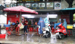 Hàng quán được phục vụ tại chỗ, người Đà Nẵng đội mưa ăn sáng, uống cà phê