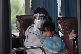 Ảnh: Quảng Ngãi đưa bà bầu, người già rời tâm dịch phía Nam về quê bằng máy bay