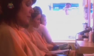 Dàn người đẹp choáng váng với thân hình của anh chàng lau kính