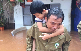 Ảnh: Công an dầm mưa, lội nước cõng dân đến nơi an toàn