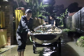 Ảnh: Nước sông lên nhanh, người Quảng Bình chạy lũ trong đêm