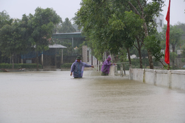 Video: Nước dâng cao, nhiều xã ở Hà Tĩnh ngập sâu