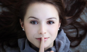 Sự thật sốc về phụ nữ: Ăn 2-3 kg son, mất 1 năm để tự hỏi 'hôm nay mặc gì'