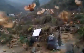 Hàng ngàn con gà bay tán loạn khi nghe còi tập hợp