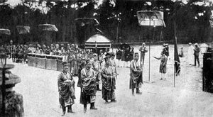 Vì sao các vị vua được gọi là 'bệ hạ'?