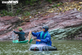 Ảnh: Đổ xô bắt cá dưới tràn xả lũ hồ Kẻ Gỗ