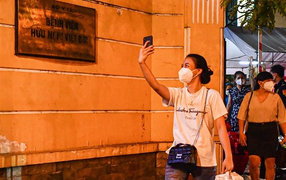 Bệnh viện Việt Đức dỡ phong tỏa, nhân viên y tế vui mừng trở về đoàn tụ gia đình