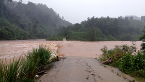 Mưa lũ cuốn 2 người mất tích ở Quảng Bình