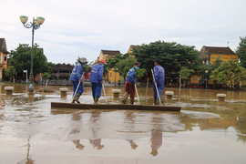 Ảnh: Người phố cổ Hội An tất bật dọn rác thải, bùn lầy sau lũ