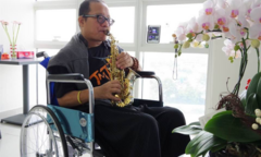 Nghệ sĩ Trần Mạnh Tuấn luyện thổi saxophone trong bệnh viện